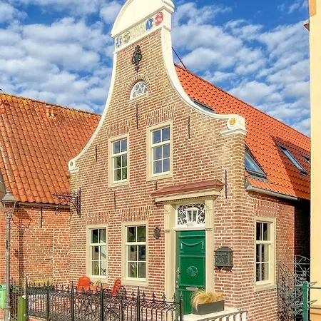 Holiday home Hafenkoje Anno 1792, Mitten Im Greetsieler Hafen *